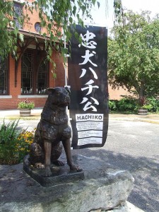 Hachi_statue_and_banner